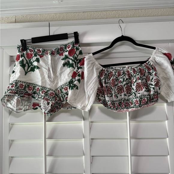 Juliet Dunn Pants - Juliet Dunn White High-Waist Embroidered Shorts with Red & Green Floral